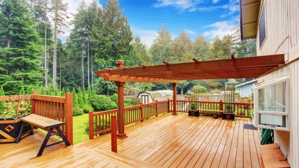 Een goedkope open veranda of terrasoverkapping uit hout op een terras met houten vloer.