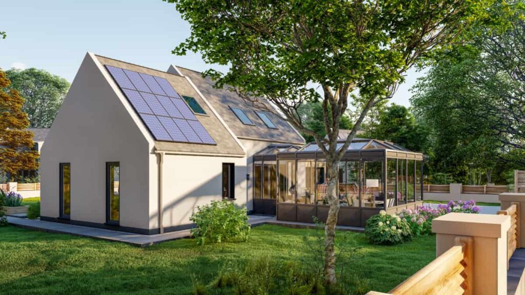 Moderne woning met zonnepanelen met een aangebouwde veranda met uitzicht op de tuin. 