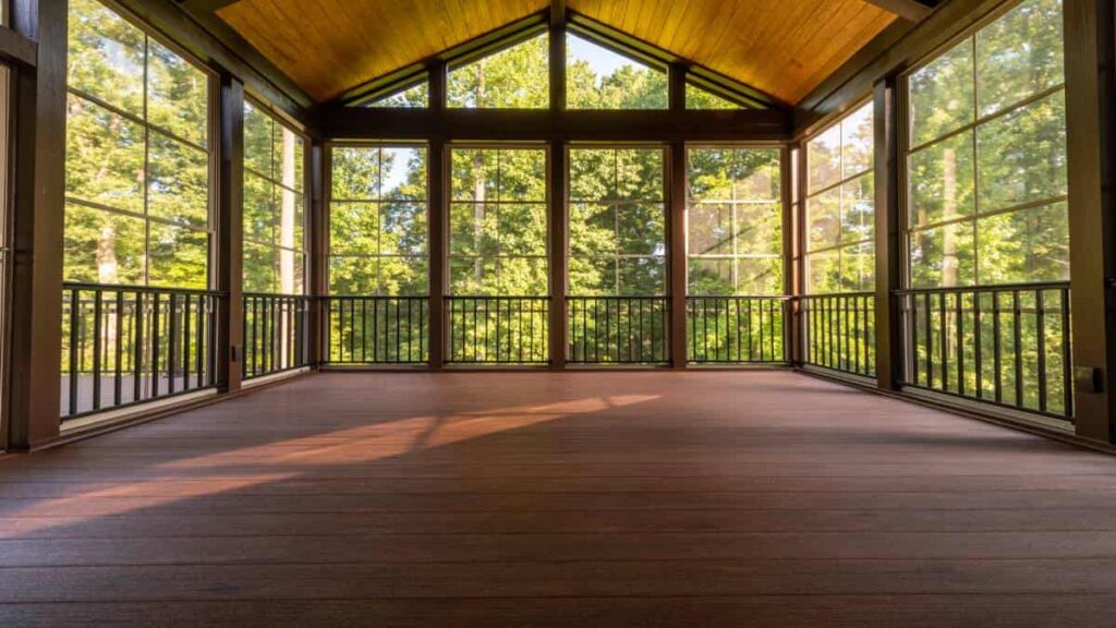 Lege houten veranda met veel ramen en glas.